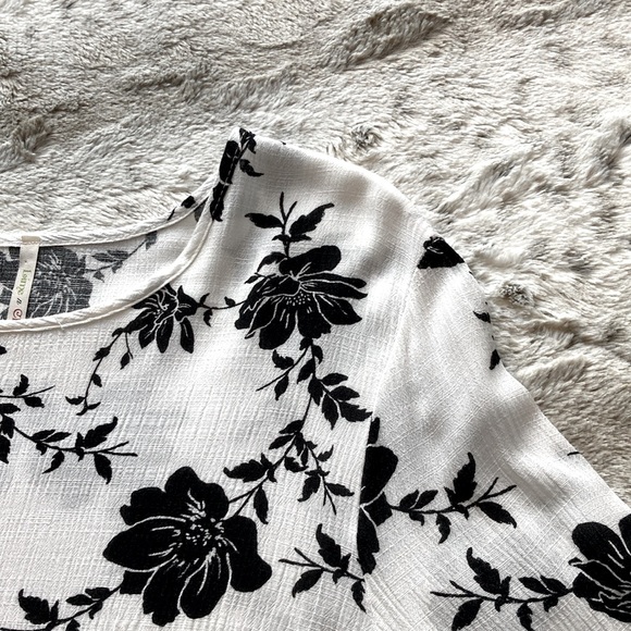 Lime n Chili bell sleeve top. Size Medium. - Picture 5 of 10